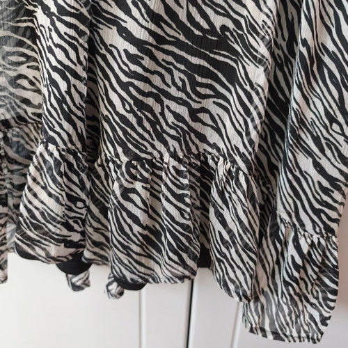 Stradivarius mini dress like new with animal print and ruffles