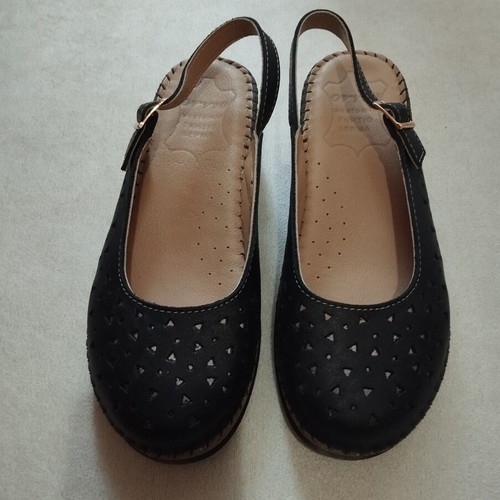 Leather women's sandals with perforated design, like new, size 39