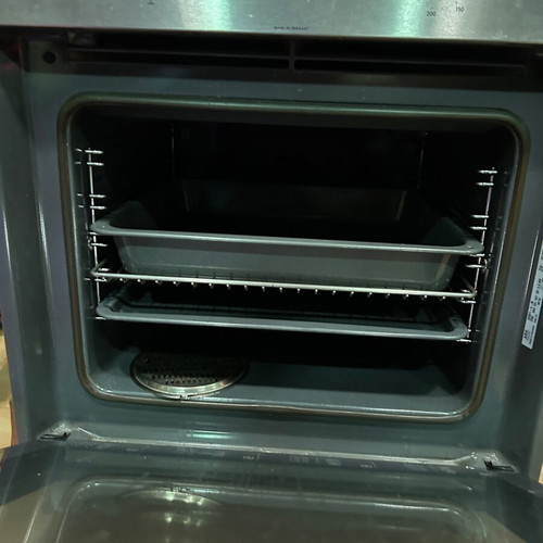 Built-in oven without hob used with accessories