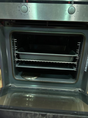 Built-in oven without hob used with accessories
