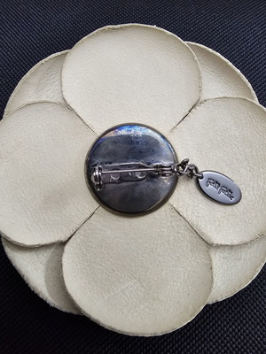 Leather brooch like new