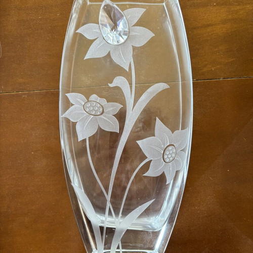 Vintage crystal vase with carved flowers and large stone, like new