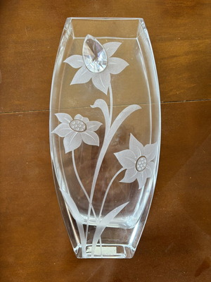 Vintage crystal vase with carved flowers and large stone, like new