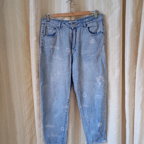 Pull & Bear Jeans like new, relaxed fit with prints, size L