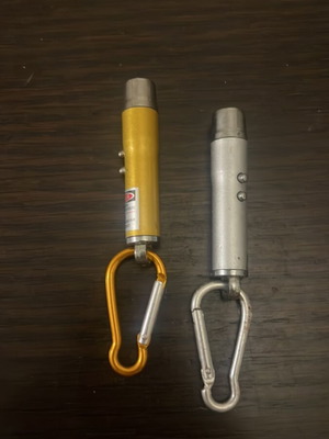 Σετ 2 μεταχειρισμένα φορητά laser pointers με κρίκο καραμπίνερ