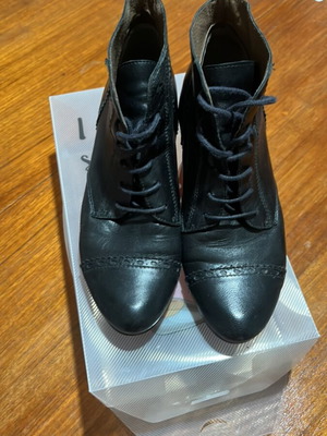 Leather ankle boots like new, black, size 37