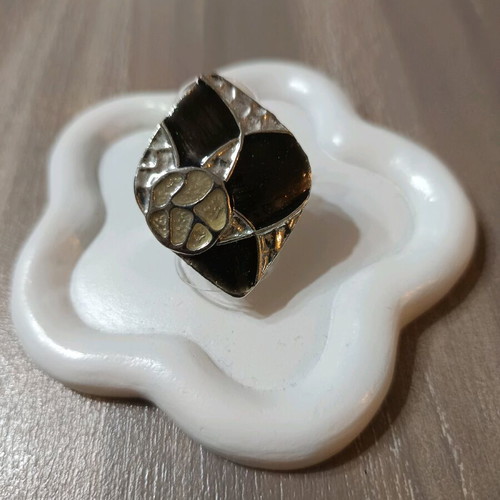 Adjustable ring like new, black and silver