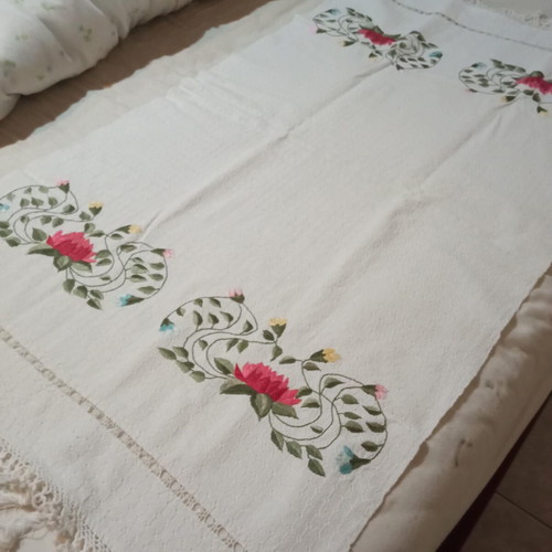 Handmade embroidered vintage table runner 1987 like new