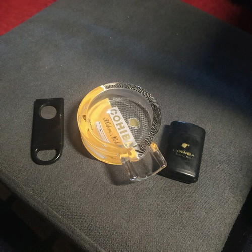 Smoking accessories like new with lighter, ashtray, humidifier and pouch