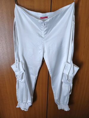 White satin cargo pants like new with 3/4 cuffs and slim fit