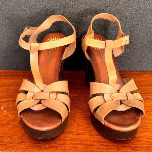 La Compania Natural sandals size 40 like new, beige leather