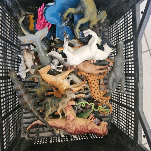 Plastic animals set of 52 like new for play or collection