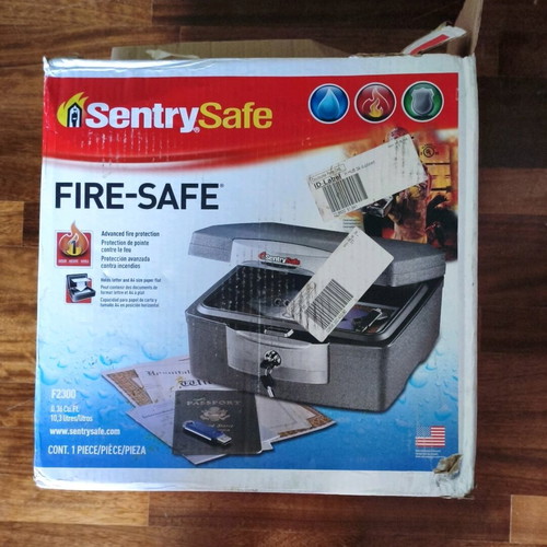 Sentry Safe Firesafe Waterproof Safe Chest like new with 2 keys