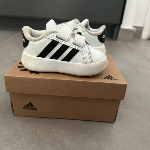 Adidas kids sneaker used in good condition