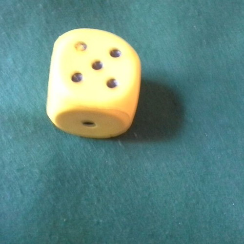Large dice used 5 centimeters