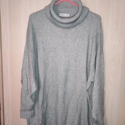 Knitted long gray sweater used, size medium