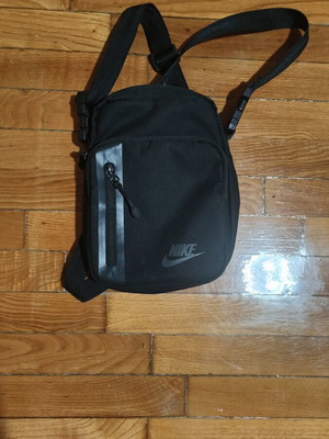 Τσαντάκι ώμου Nike σαν καινούργιο, μαύρο με πολλές τσέπες