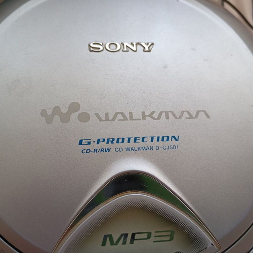 Sony MP3 CD Walkman D-CJ501 used with original charger and in-ear headphones