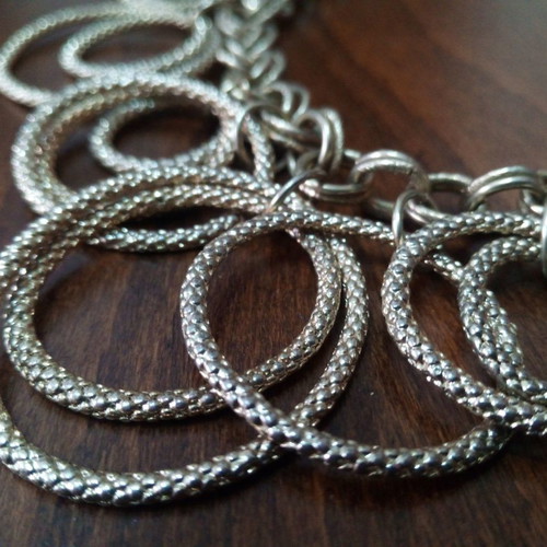 Necklace of hammered rings used, gold color, 2000 Y2K style