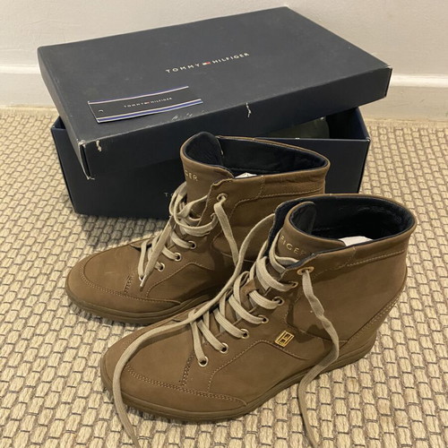 Tommy Hilfiger leather women's boots beige like new