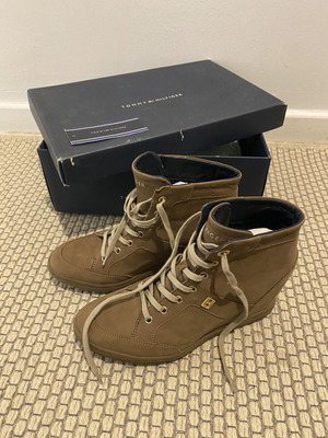 Tommy Hilfiger leather women's boots beige like new