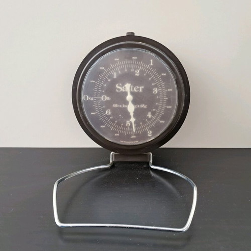 Vintage grocery scale in excellent condition