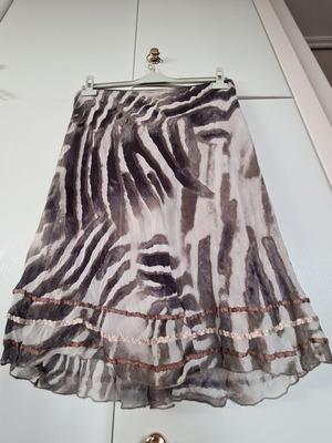 Cannella summer skirt Large like new, white and brown