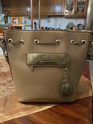 Τσάντα bucket Doca σαν καινούργιο, ώμου μπεζ με extra λουράκια