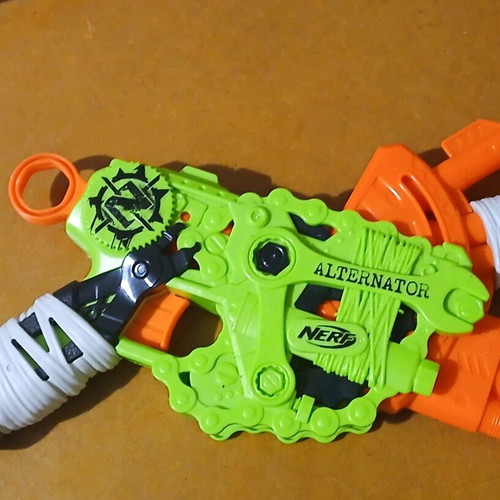 Nerf Zombie Strike Alternator Blaster used, excellent condition, no darts