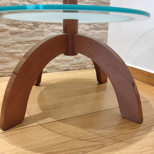 Round side table with two glass surfaces