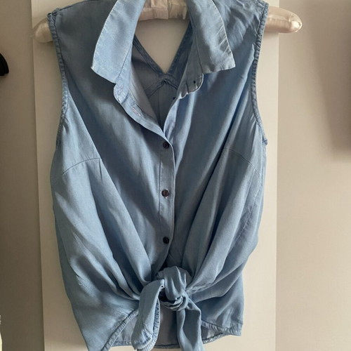 Sleeveless blue blouse with knot used, casual chic style