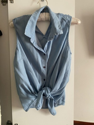 Sleeveless blue blouse with knot used, casual chic style