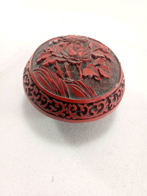 Carved wooden box used, diameter 8.5cm
