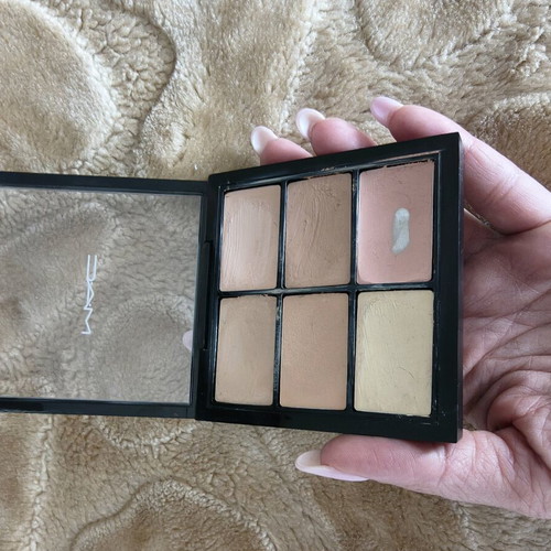 Mac concealer palette light used