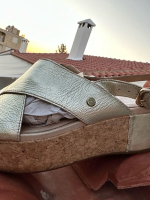 Ugg Shoshana Metallic Gold Leather Platform Sandals Size 38 Used