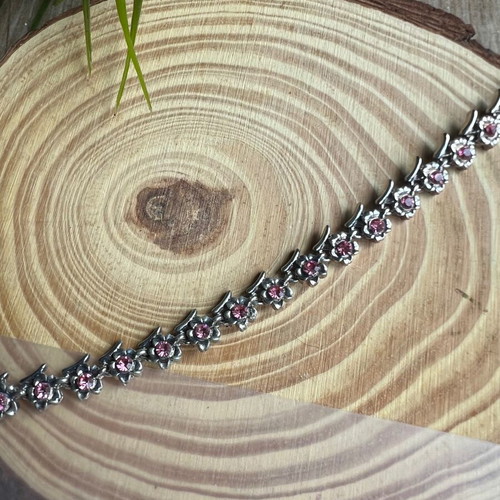 Bracelet new with flower details white and pink