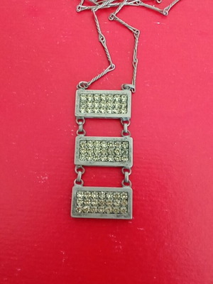 Pendant with green rhinestones and chain like new