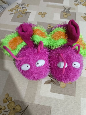 Children's slippers like new, fuchsia color, with stain