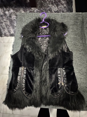 Black sleeveless fur vest like new, size XL