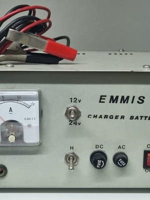 Φορτιστής μπαταριών αυτοκινήτου Emmis 15A με αναλογικό αμπερόμετρο