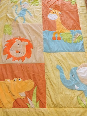 Das 100% cotton crib quilt like new with plush toys