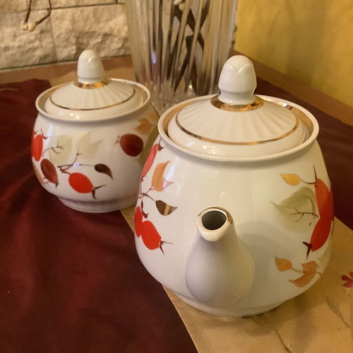 Porcelain set of two pieces with teapot and sugar bowl