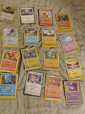Pokémon cards 2023-2025, 325 common, 22 shiny, 39 trainer, energy