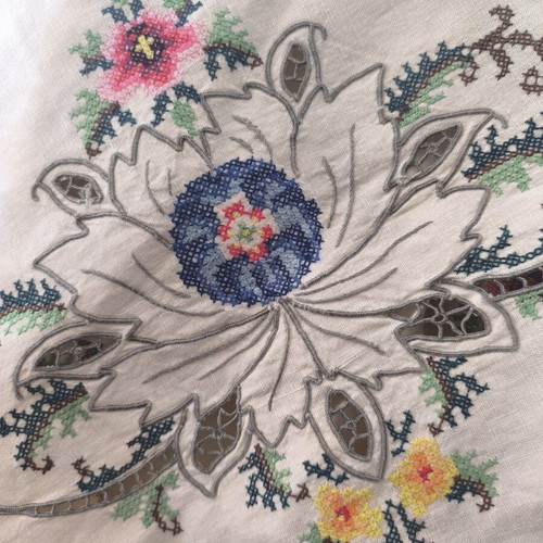 Tablecloth with embroidery and 6 napkins like new, size 220x175 cm