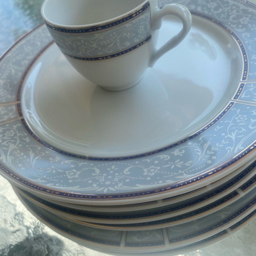 Porcelain dinnerware set for 6 people with coffee cups