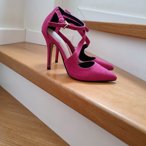 Hot pink velour pumps with high heels and straps Primark UK size 37 like new