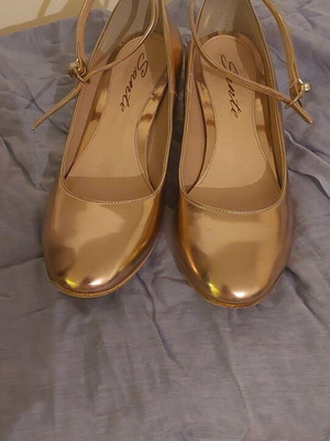 Sante gold pumps with low heel like new