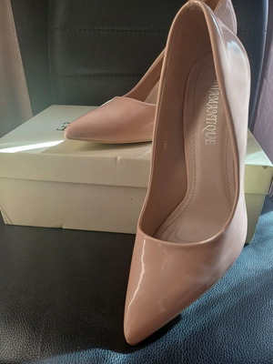 Patent leather nude pumps size 39 like new, 9 cm heel