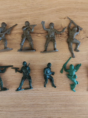 Plastic vintage soldier figures, 9 pieces, like new