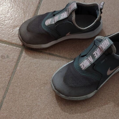 Nike athletic shoes for girls size 27, pink details